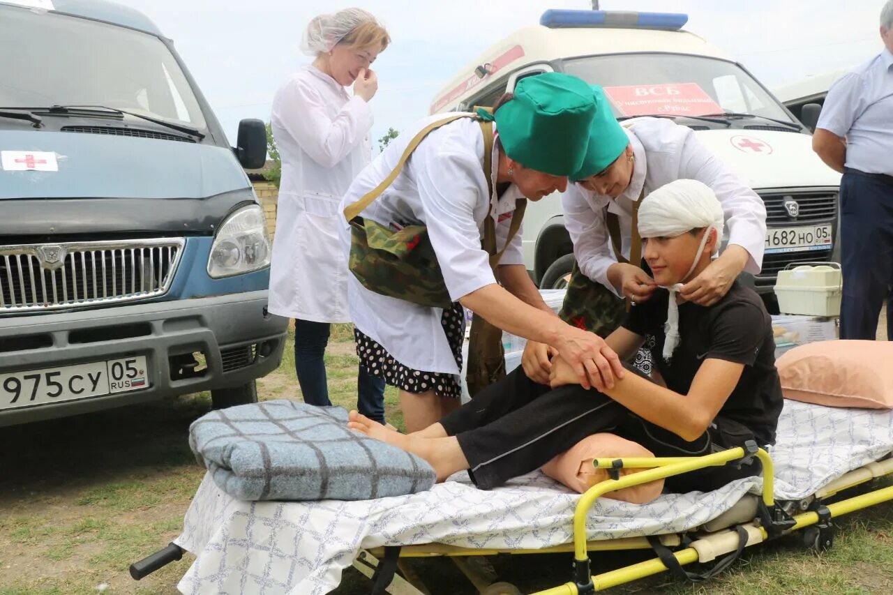 Скорая неотложная медицинская помощь. Оказание первой помощи фото. Оказание первой неотложной помощи. Первая медицинская помощь при чрезвычайных ситуациях. Скорая фельдшер.