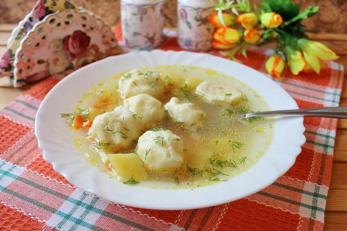 Галушки яйца и мука. Суп с галушками клецками. Суп галушки Кубанский. Галушки суп с галушками. Марийцы суп с клецками.