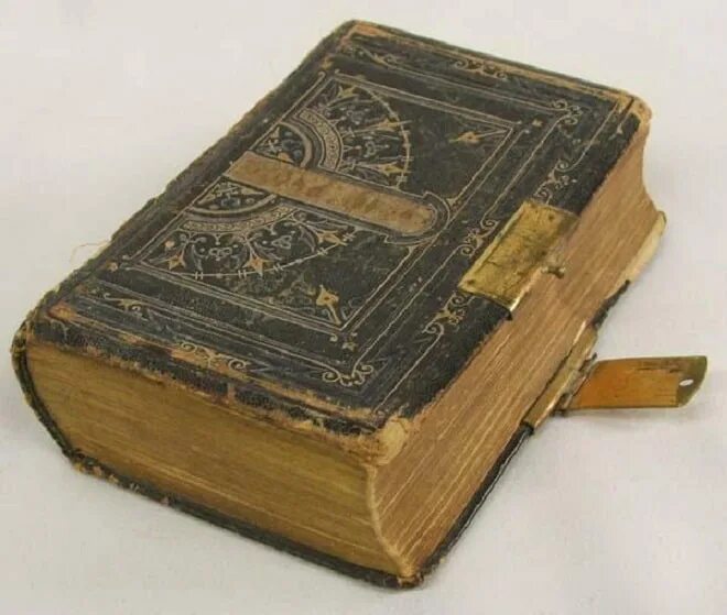 Старинная Библия. Самая старинная Библия. Библия древнее издание. Самая древняя Библия.