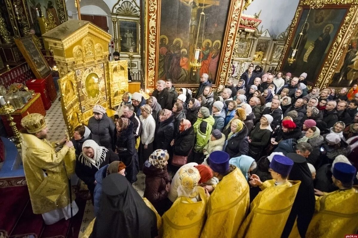 Псково-Печерский монастырь прямой эфир литургия. Служба в храме в Псково-Печерском монастыре. Крестный ход вокруг Псково Печерского монастыря. Прямая трансляция всенощной