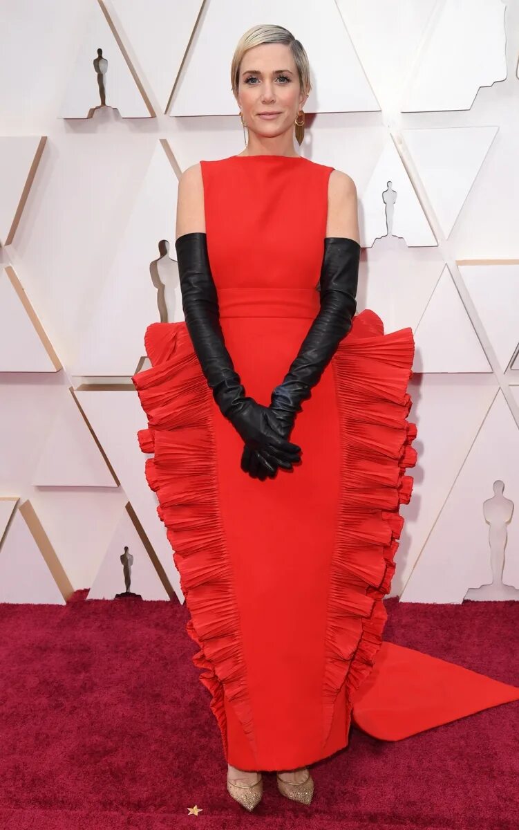 Экстравагантные платья. Оскар 2020 красная дорожка. Кристен Уиг красная дорожка. Экстравагантные красные платья.