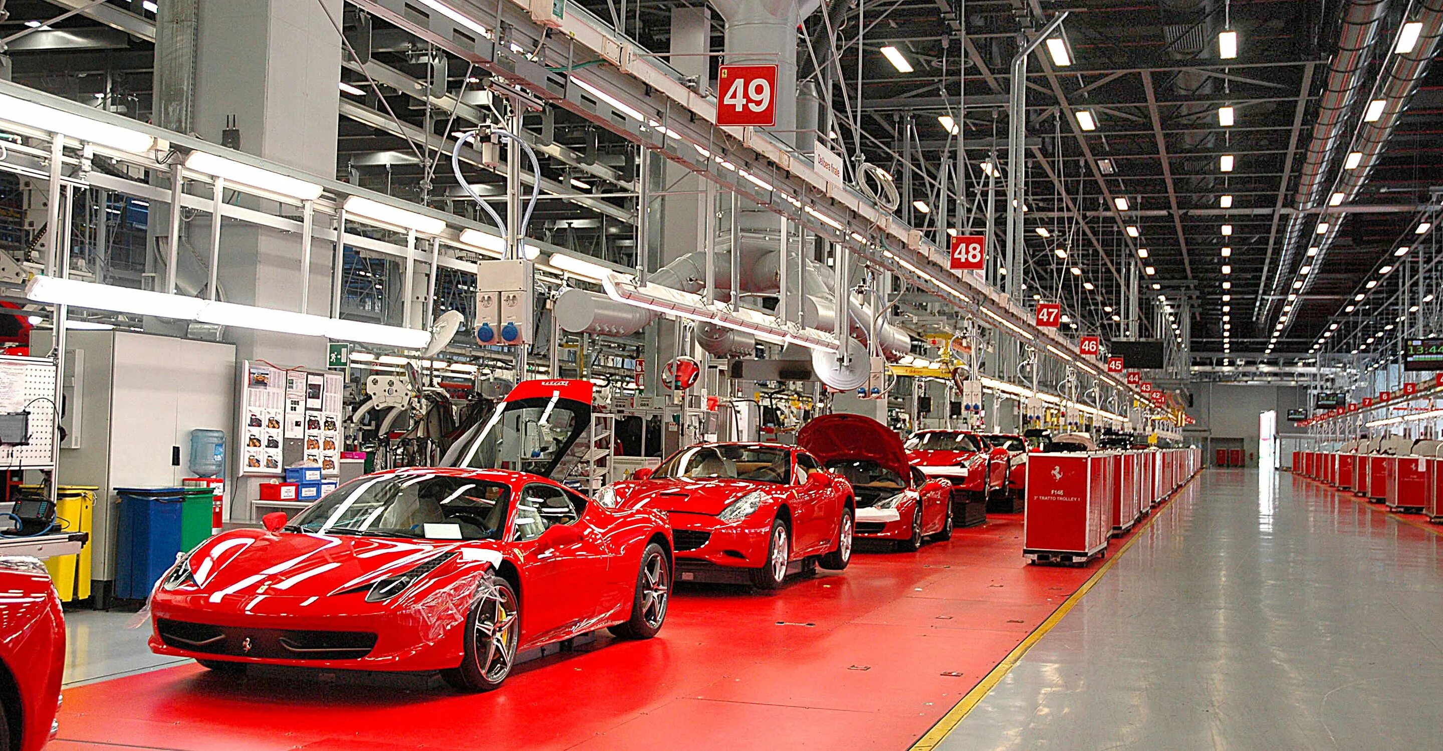 Производим тачки. Ferrari Maranello Factory. Завод Феррари в Италии. Ferrari Maranello завод. Феррари - Маранелло, Италия..