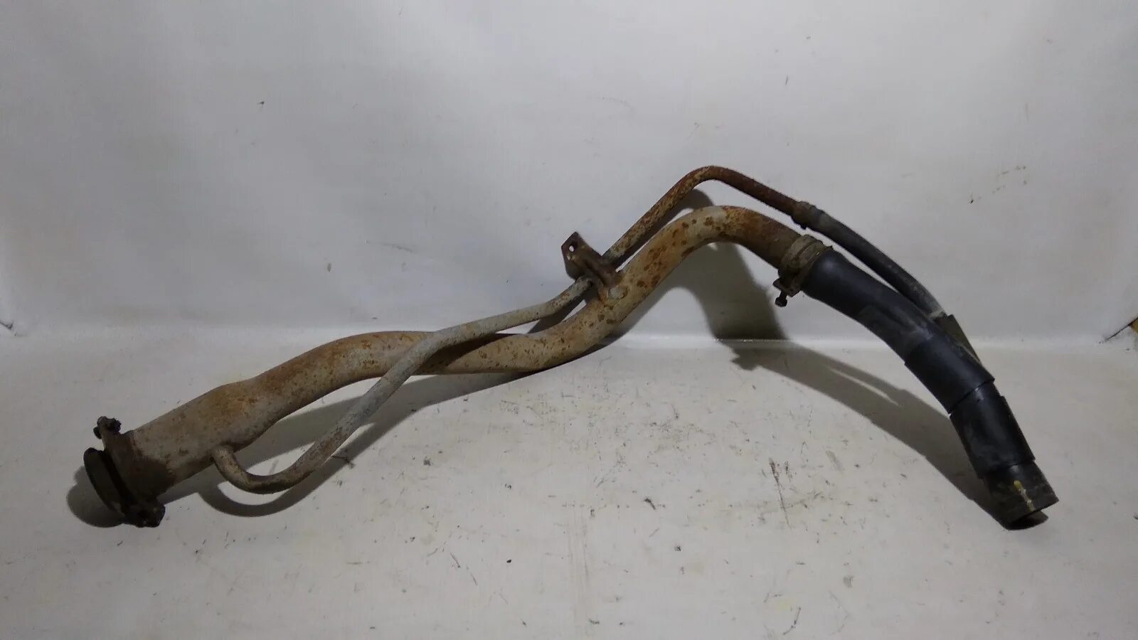 Горловина топливного бака mitsubishi lancer evolution 4-6. Горловина топливного бака митсубиси. Горловина топливного бака митсубиси паджеро 4 3. Горловина топливного бака mitsubishi galant 9 2. Горловина топливного бака паджеро 4 3.