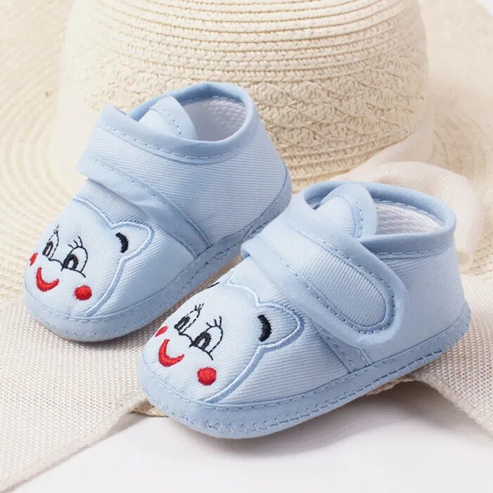Купить обувь малышам. Обувь для новорожденного. Детская обувь для новорожденных. Ботиночки для новорожденных. Ботиночки для малышей новорожденных.