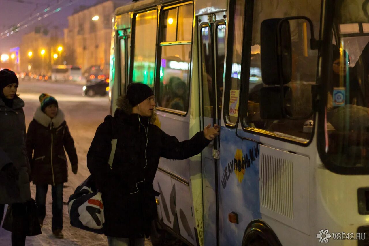 Ехать в автобусе 30 часов. Люди выходят из автобуса. Люли выходят из автобуса. Выходить из автобуса. Выходит из автобуса зимой.