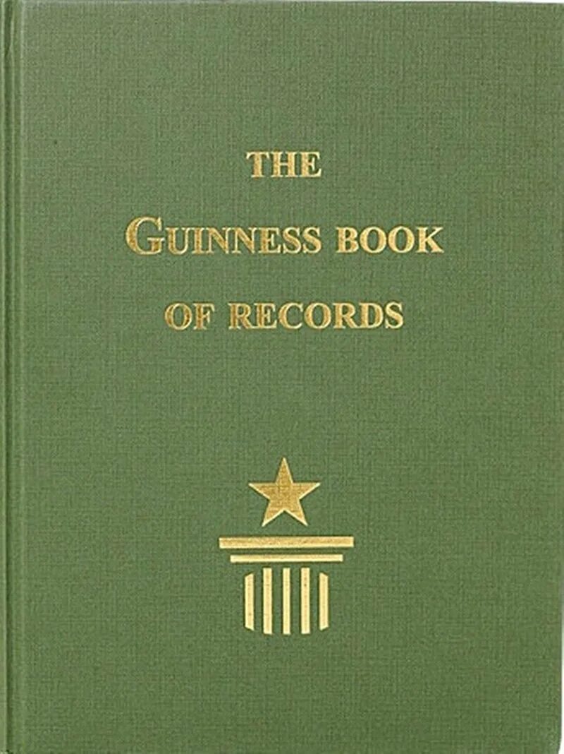 Книги рекордов гинеса. Книга рекордов Гиннесса 1955. Первое издание «книги рекордов Гиннесса» (1955).. Книга рекордов Гиннесса книга 1955. Первая книга рекордов Гиннеса.