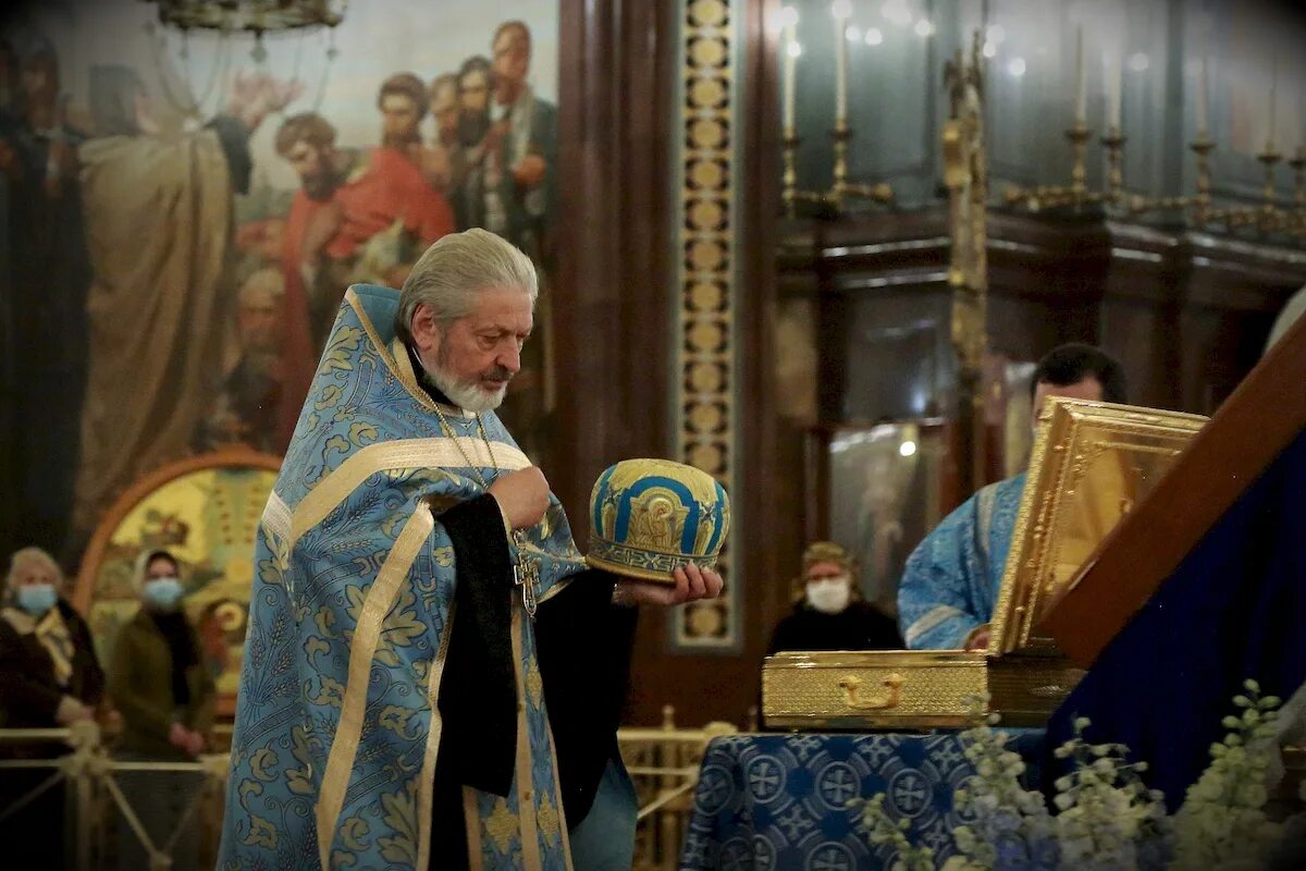 Протоиерей михаил рязанцев. Батюшки храма христа спасителя. Рязанцев храм христа спасителя. Михаил рязанцев протоиерей его семья. Ключарь храма христа спасителя.