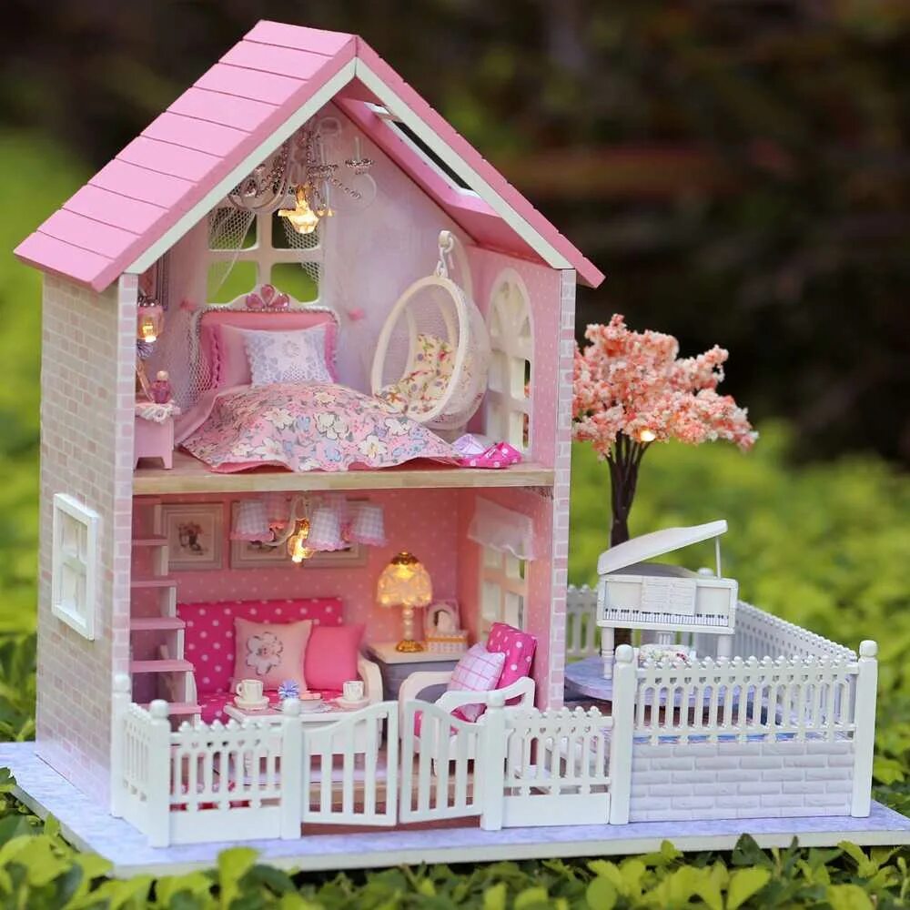 Домик для девочки на даче. Кукольный домик розовый. Как сделать дом розовый. Уличные домики для детей из дерева. Детские двухэтажные домики.