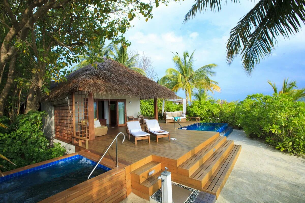 Отель бунгало на берегу. Four seasons maldives at kuda huraa. Бунгало на бали. Fairmont мальдивы. Мальдивы вилавала ресорт.