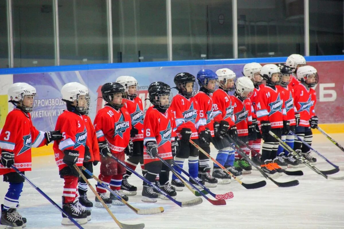 Hockey schools. Хоккейная школа рассвет в Красноярске. Хоккейная команда рассвет Красноярск. Хоккей дети. Секция хоккея для детей.