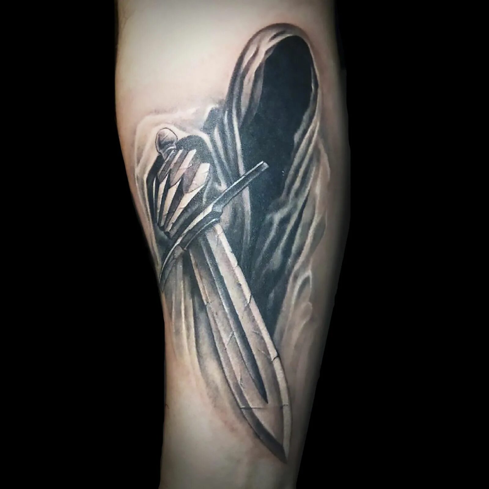 Татуировка смерть с косой. Тату коса на руке. Тату смерть с косой. Grim reaper тату. Тату маленькие коса.
