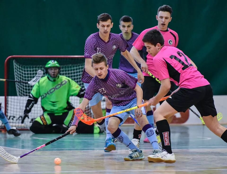 Floorball. Флорбол игра. Флорбол Череповец. Флорбол это вид спорта. Что такое флорбол в спорте.