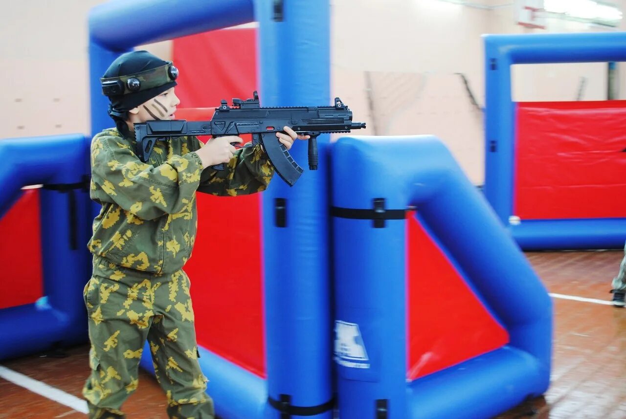 атака лазертаг барнаул. лазертаг в реутов парке. подольск лазертаг полигон. лазертаг 22. спортивный лазертаг.