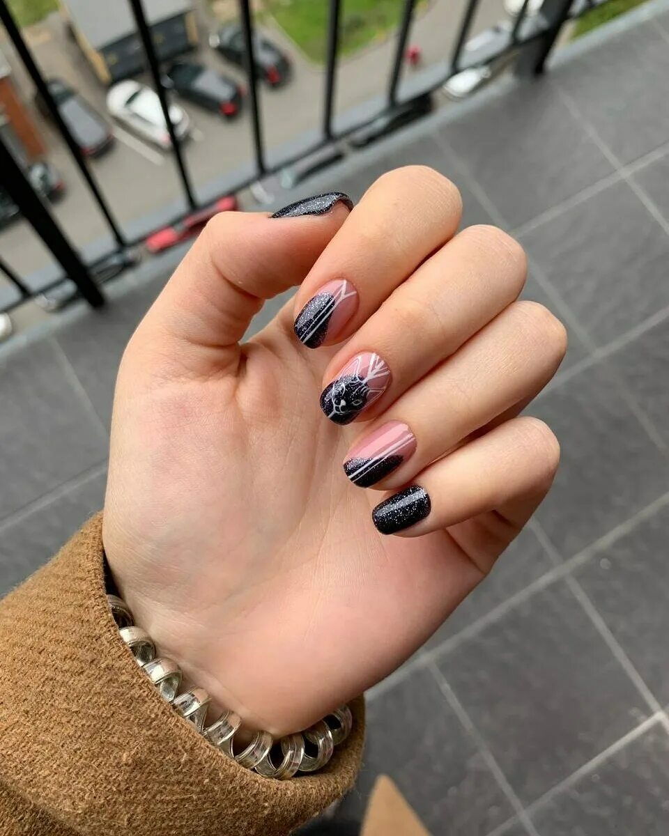 Серый маникюр и черный стемпинг. Фото ногтей. Дизайн ногтей новинки. Модный ноябрьские маникюр. Маникюр на новый год серый.