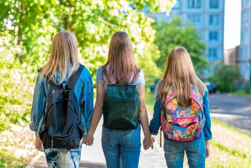 Две школьные подруги. Girlfriends school. Школьные экскурсии автобусные. Школьная экскурсия. Дети на экскурсии.