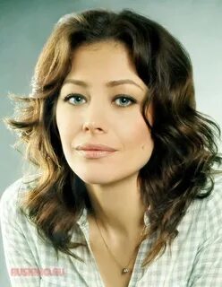 Yalangoch ayolning supurgi bilan surati