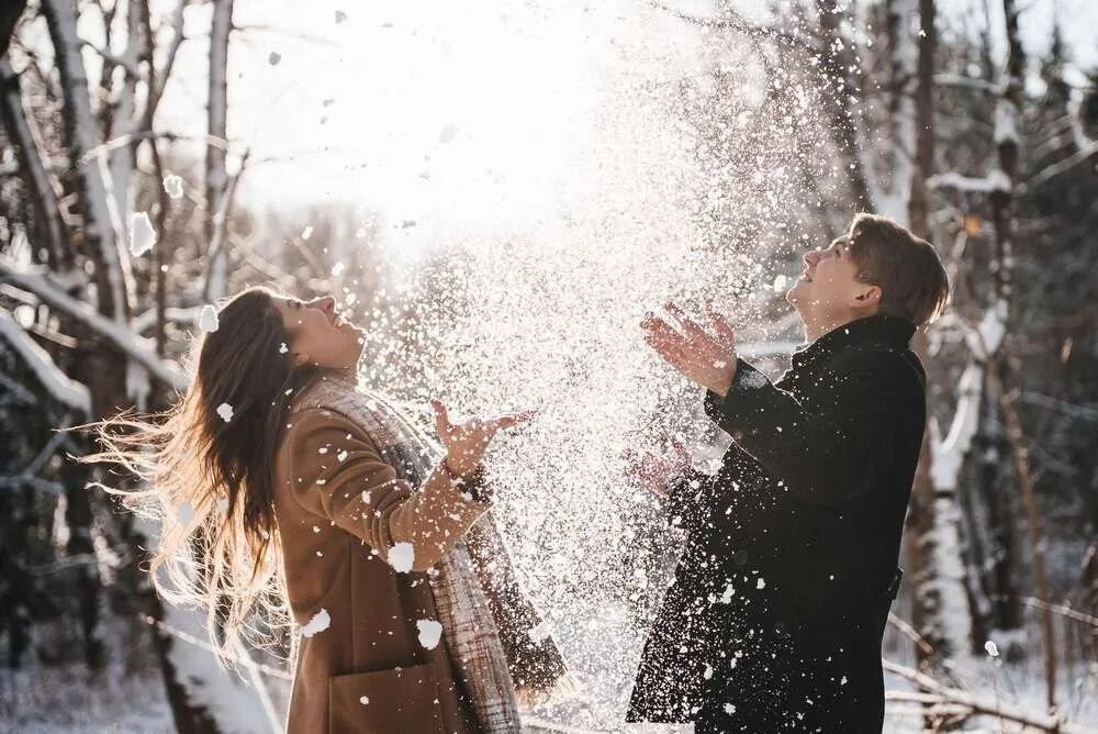 Влюбленные зимой. Радость зимой. Влюбленные в снегу. Романтика зимой.