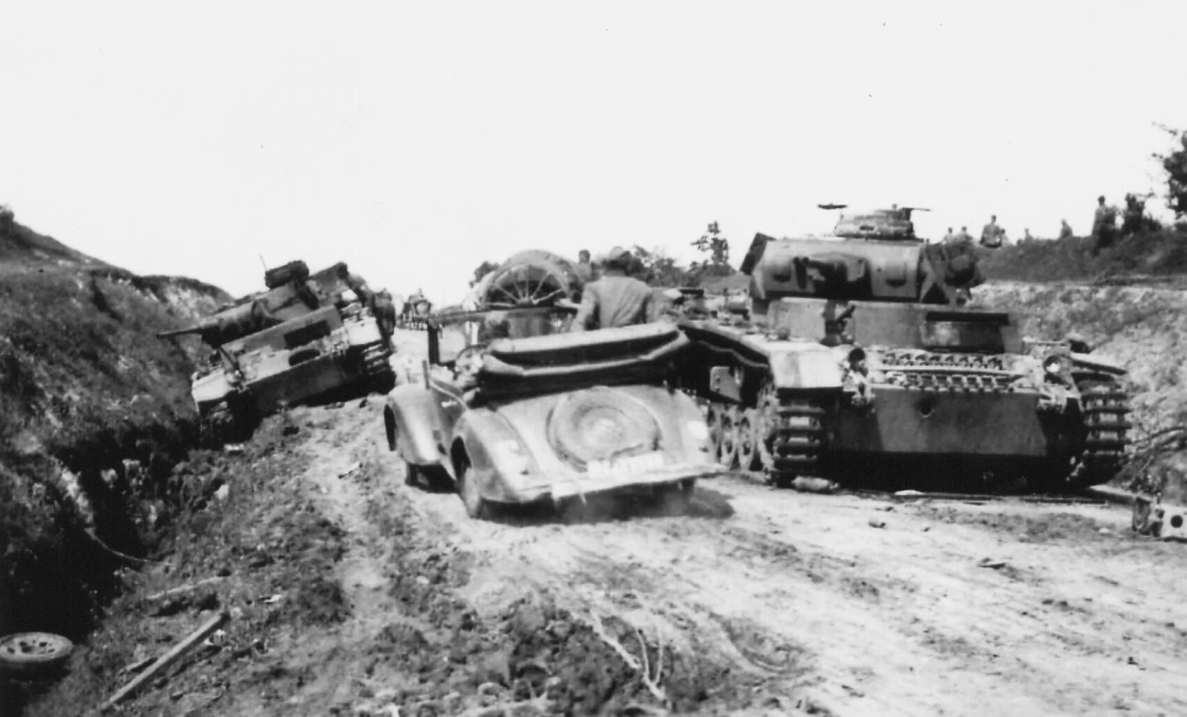 Подбитая колонна техники. Подбитый немецкий танк 1941. Уничтоженные немецкие танки 1941. Подбитая немецкая техника 1941.