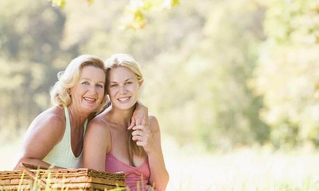 Mom granny home. Mom granny home. Фотографии бабушек. Взрослая женщина готовит на кухне. Мама и бабушка.