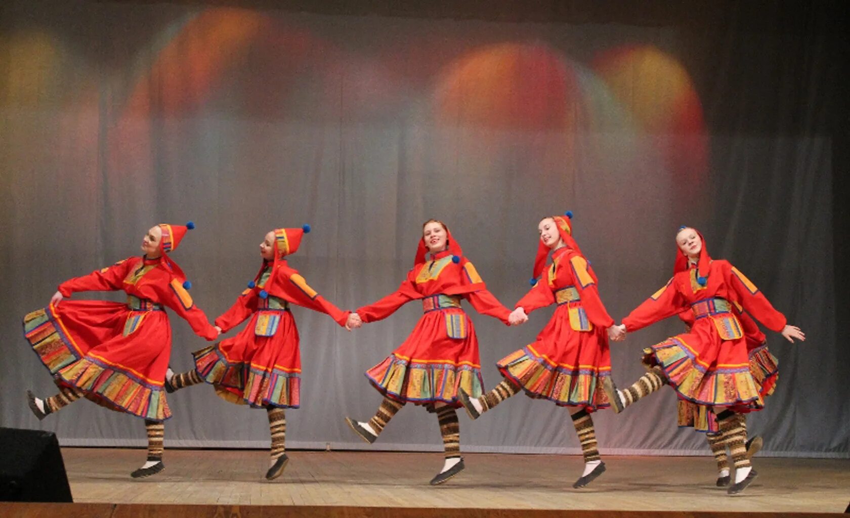 Танок. Удмуртский национальный танец. Народные танцы Карелии. Удмуртский народный танец. Удмуртский танцевальный костюм.