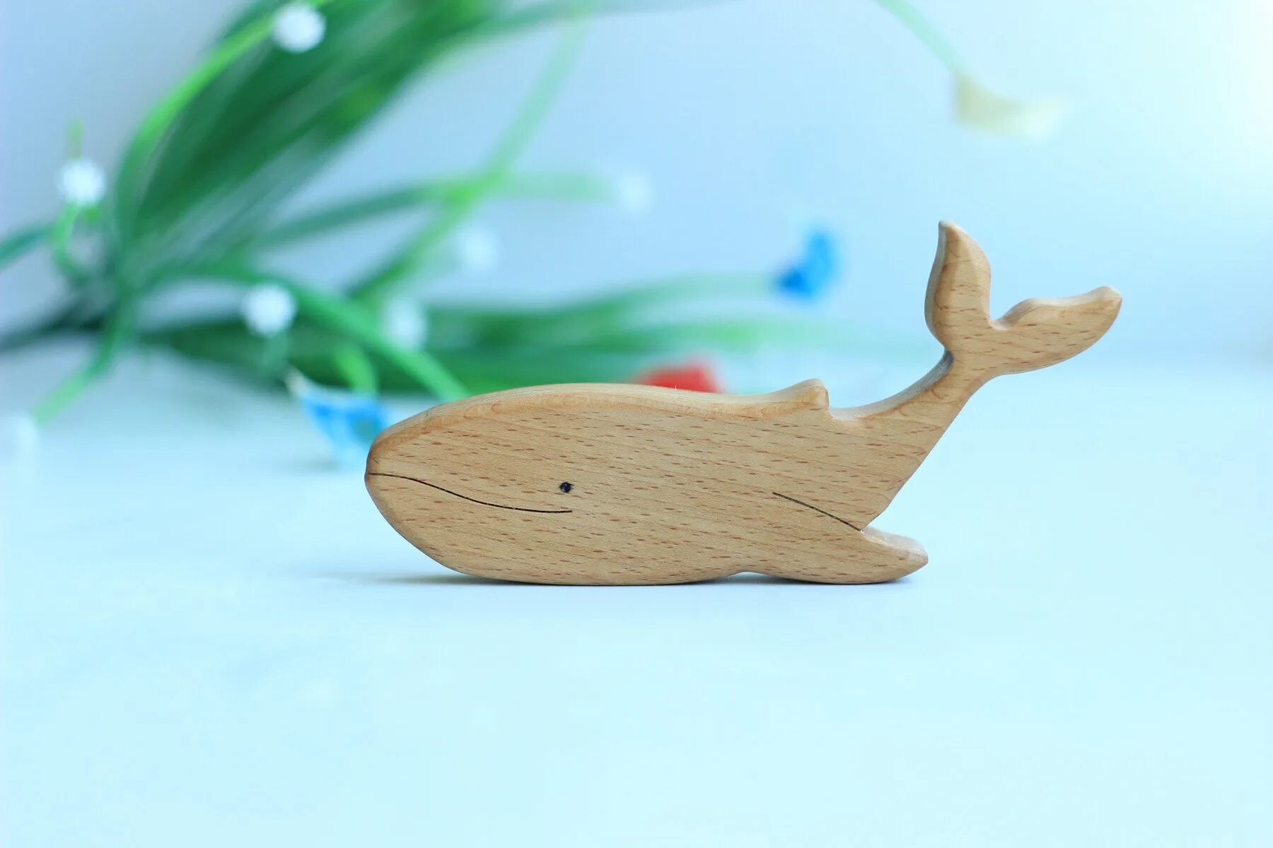 Natural toys. Фигурка кита из дерева. Игрушка кит дерево. Деревянные киты. Кит деревянная фигурка.