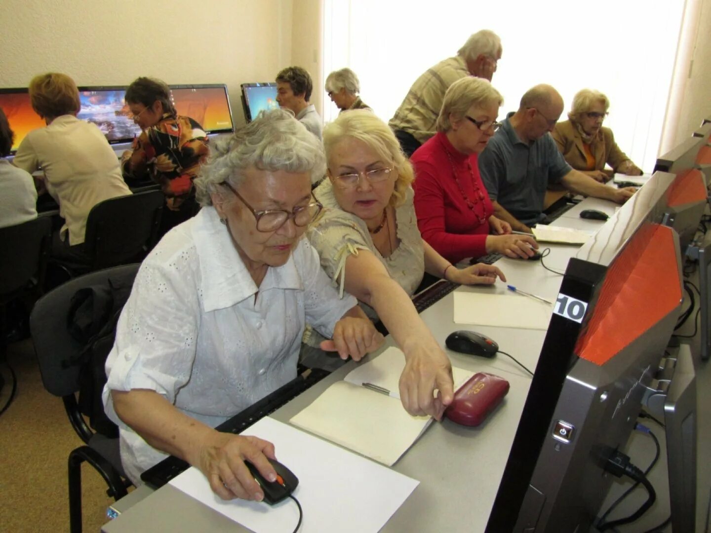 Новое работа для пенсионера. Занятие по компьютерной грамотности. Компьютерная грамотность для старшего поколения. Обучение компьютерной грамотности пенсионеров. Центр компьютерной грамотности для пенсионеров.
