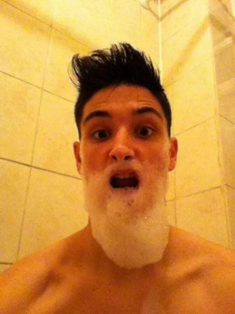 Пресс парня в зеркале. Мужской торс в зеркале. Парень в ванне селфи. Селфи мужчин в ванной. Селфи мужчин в ванной.