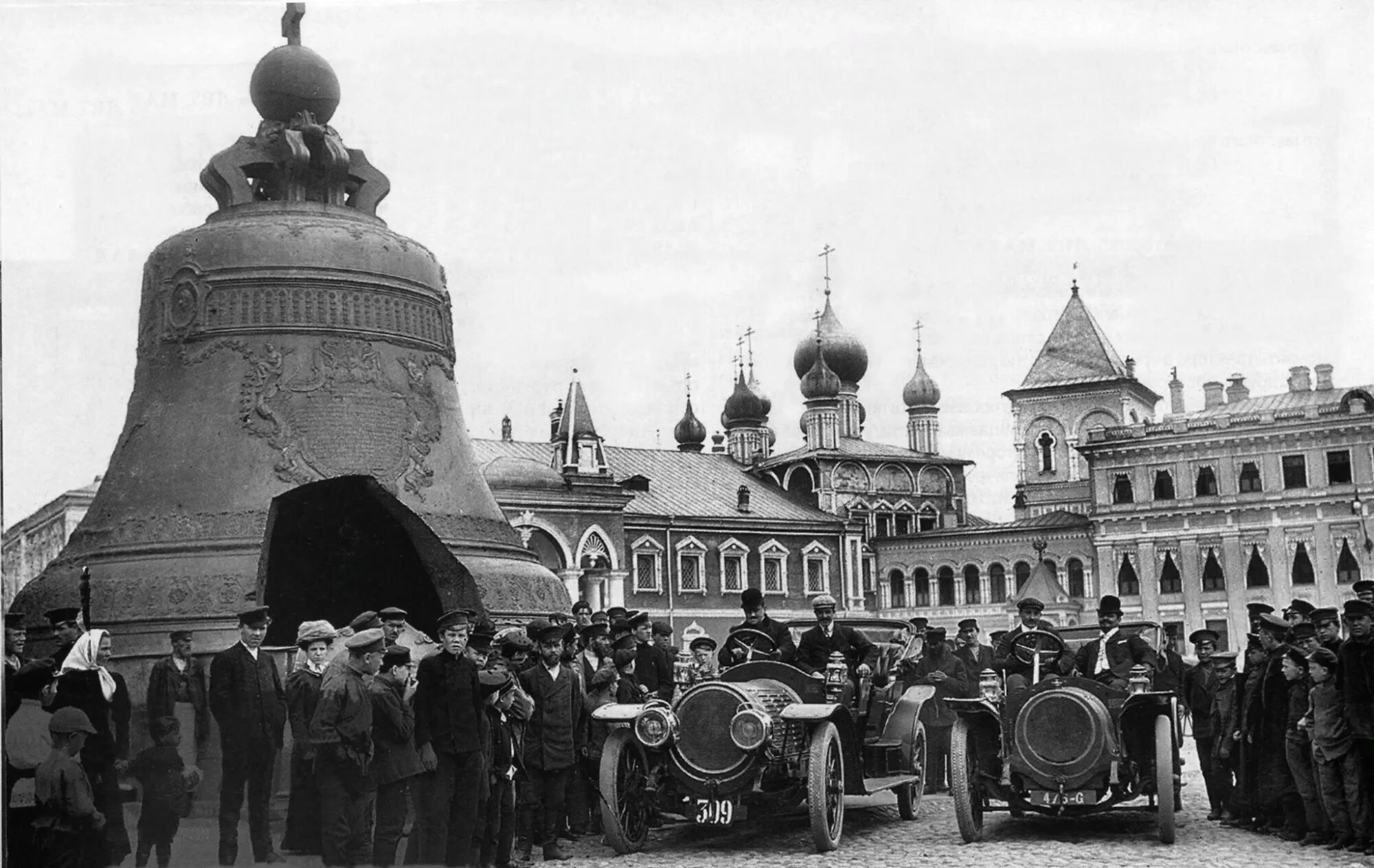 Кремлевская 100. Царь колокол в Москве. Царь колокол в Москве 19 век. Царь-колокол Москва Ивановская площадь. Царь-колокол Москва в 18 веке.