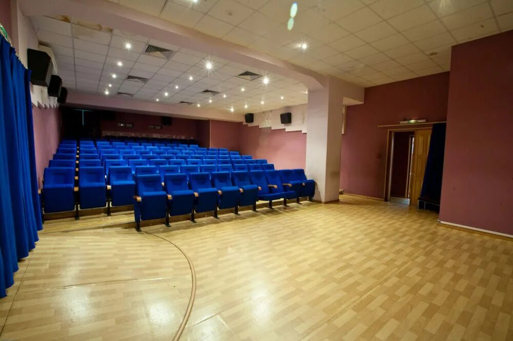 Фабрика грёз хабаровск зал энка. Гигант залы. Atmos гигант — большой зал. Гигант залы. Кинотеатр гигант хабаровск зал хроники.