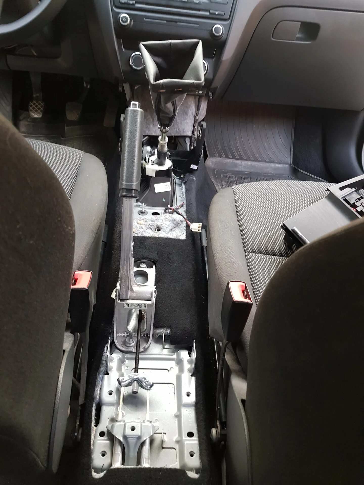 Установка подлокотника - Skoda Octavia A5 Mk2, 1,6 л, 2011 года аксессуары DRIVE
