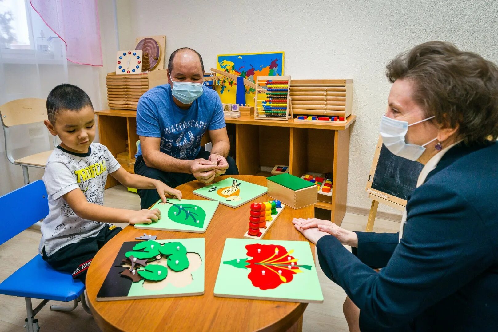 Лфк. Занятия в реабилитационном центре. Детский реабилитационный центр тверь. Зал лфк для детей. Занятия для детей с нарушением опорно двигательного аппарата.
