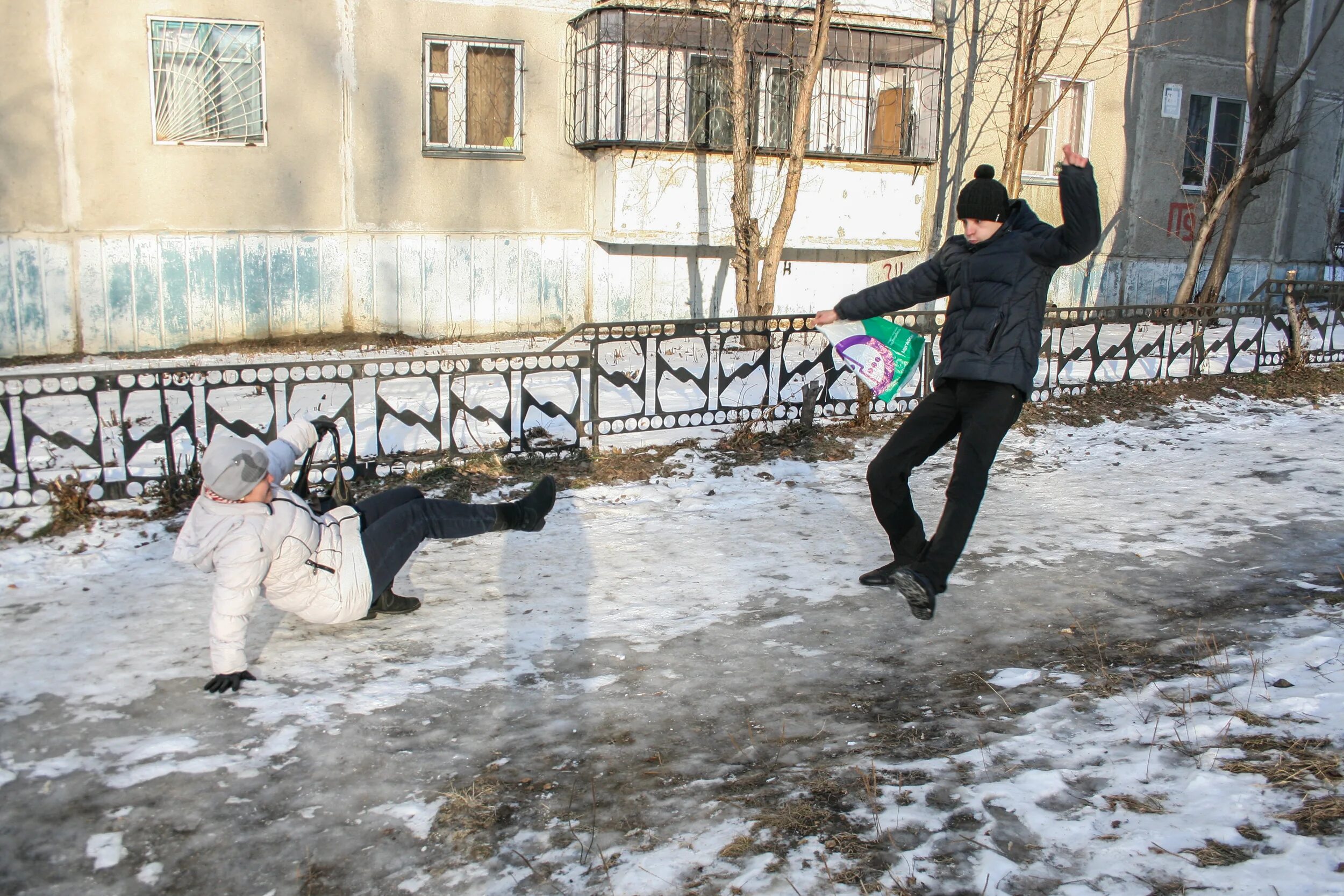 Человек падает гололедица. Гололед в москве. Новости гололед сегодня. Сильный гололед. Гололедица в москве.