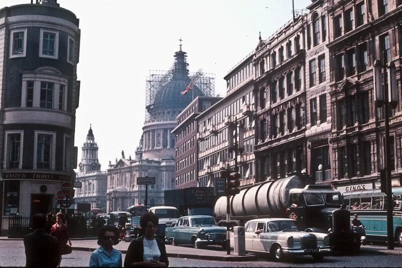 Interesting in london. Old london queen victoria street. свингующий лондон.