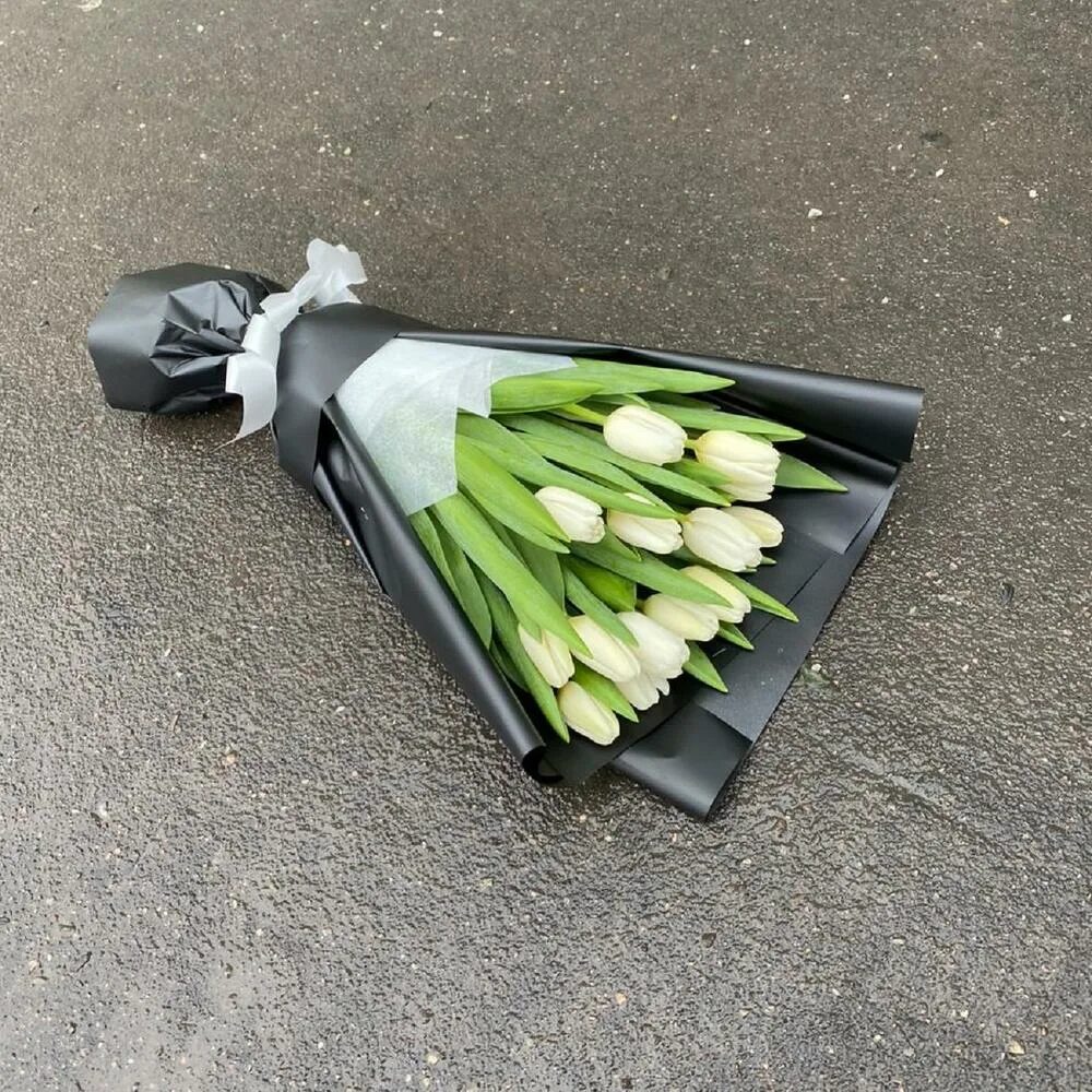 Красиво упаковать тюльпаны в прозрачную пленку. Упаковка тюльпанов. букет тюльпанов в упаковке. упаковка тюльпанов в пленку. тюльпаны в красивой упаковке.