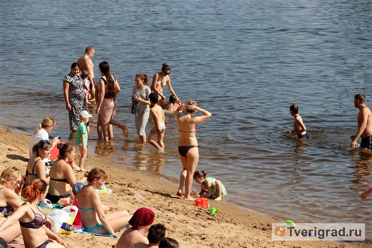 Купание в озере. Водоемы для купания Твери. Топлесс купание в реке. Озера для купания Барсово. Озеры купаться