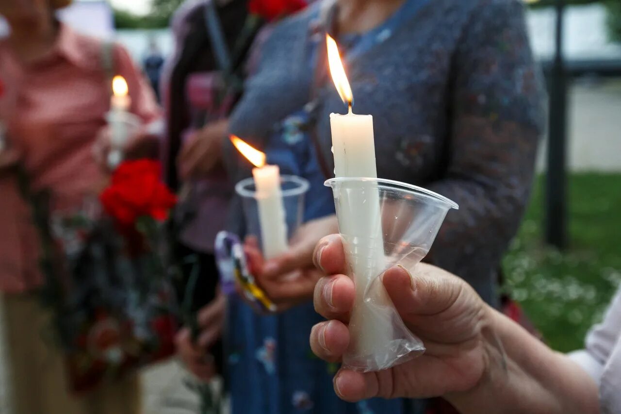 Белая свеча памяти. Картина свеча памяти. свеча победы акция. свеча памяти фото. свеча памяти в церкви.