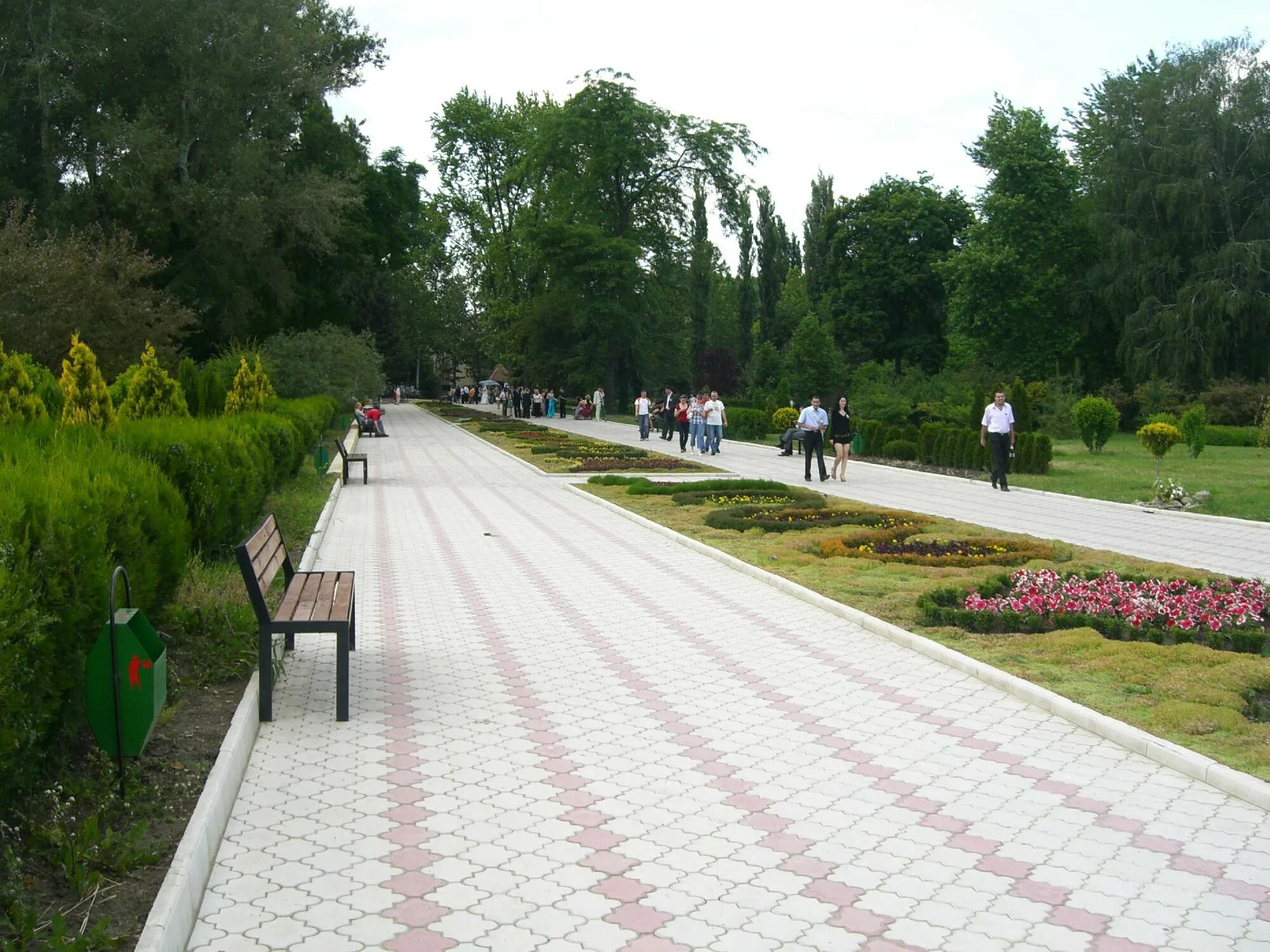 Парки кишинева. Дендрологический парк Кишинев. Парк Дендрарий Молдова. Дендрарий парк Chisinau. Молдова Кишинев Дендрарий.