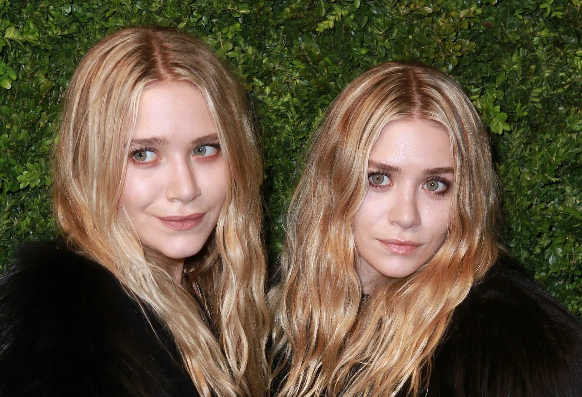 Сестры близнецы и репетитор so low. Сестры близнецы 40 лет. famous identical twins. близнецы сёстры 13 лет с осветлённой чёлкой. famous actor twins sisters.