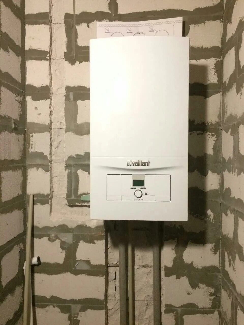 Повесить котел на стену. Vaillant TURBOTEC Pro VUW 242/5-3. Газовый котел на стене. Монтаж настенного газового котла. Настенный газовый котел на стене.