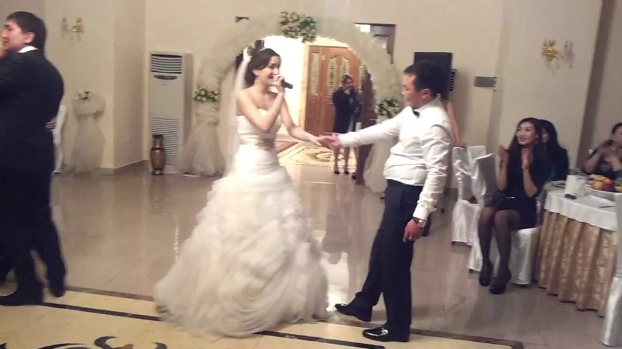 Песня невесты на свадьбе. Песня невесты на свадьбе. Свадьба пела. Невеста поет жениху. Подарок жениху и невесте.