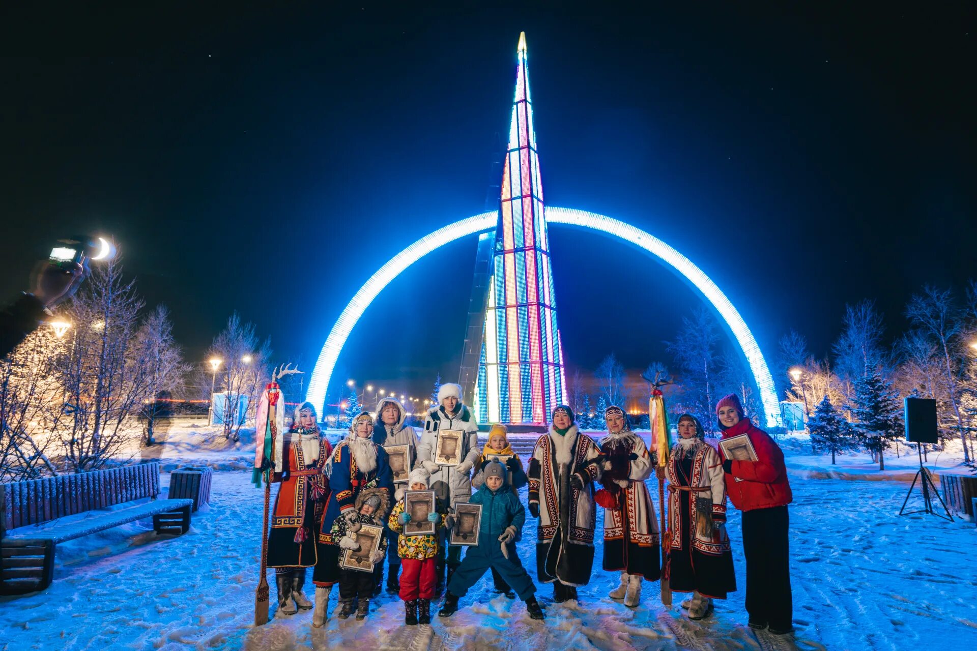 Салехард 2023 год. Северное сияние Ямал Салехард. Новогодний Салехард 2022 года. Самая большая елка в России. Северное сияние в Шадринске 2023 год.