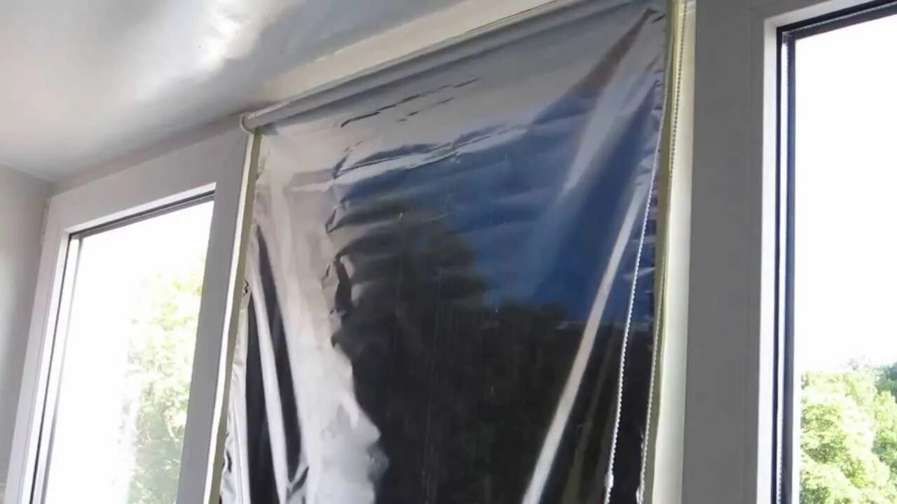 Солнцезащитные шторы на окна. Солнцезащитная пленка штора для окон. Зеркальные шторы от солнца. Фольга на окна от солнца.