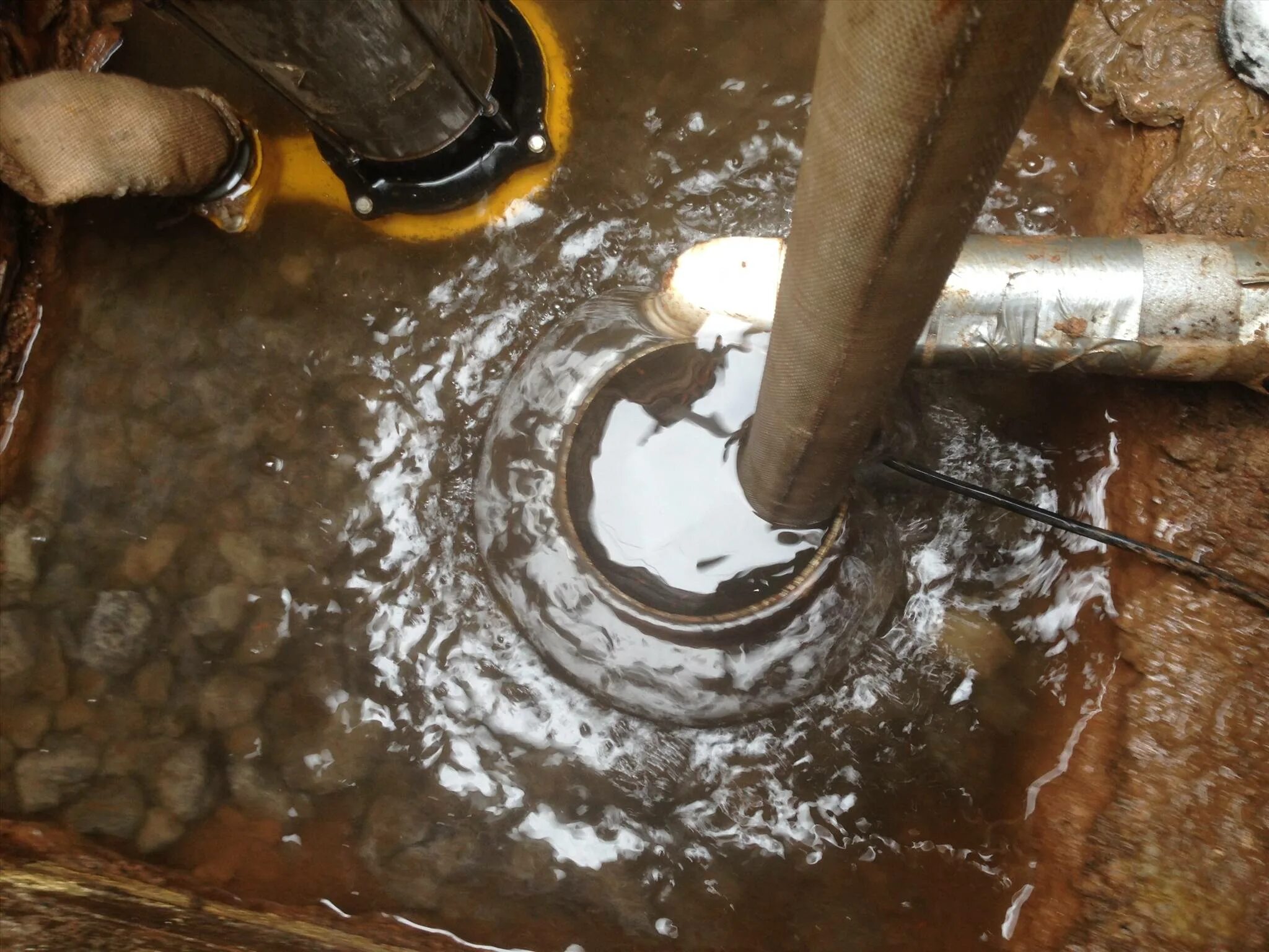 Промывка скважины. Заиливание песчаной скважины. Насос для очистки скважины от песка и ила. Как почистить ил. Приспособление для очистки выгребной ямы.