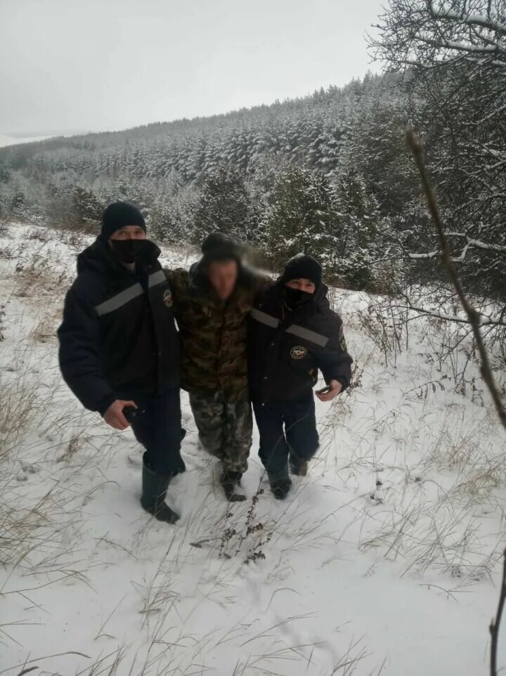 Нашел замерзшую в лесу. Спасатель ищет в лесу зимой.