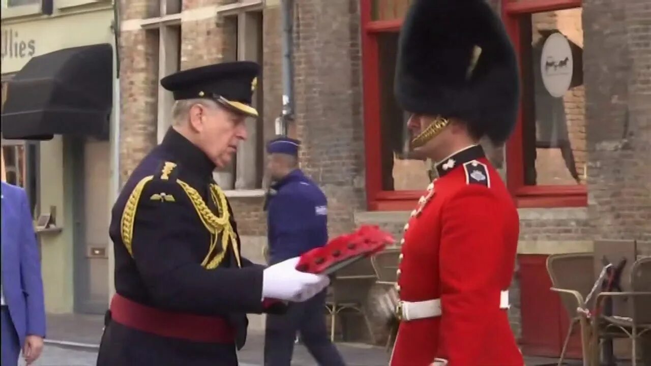 Эндрю сын елизаветы 2. Меган маркл и принц гарри и елизавета. Сын "ylh. Принц гарри и актер. Меган маркл с детьми 2022.