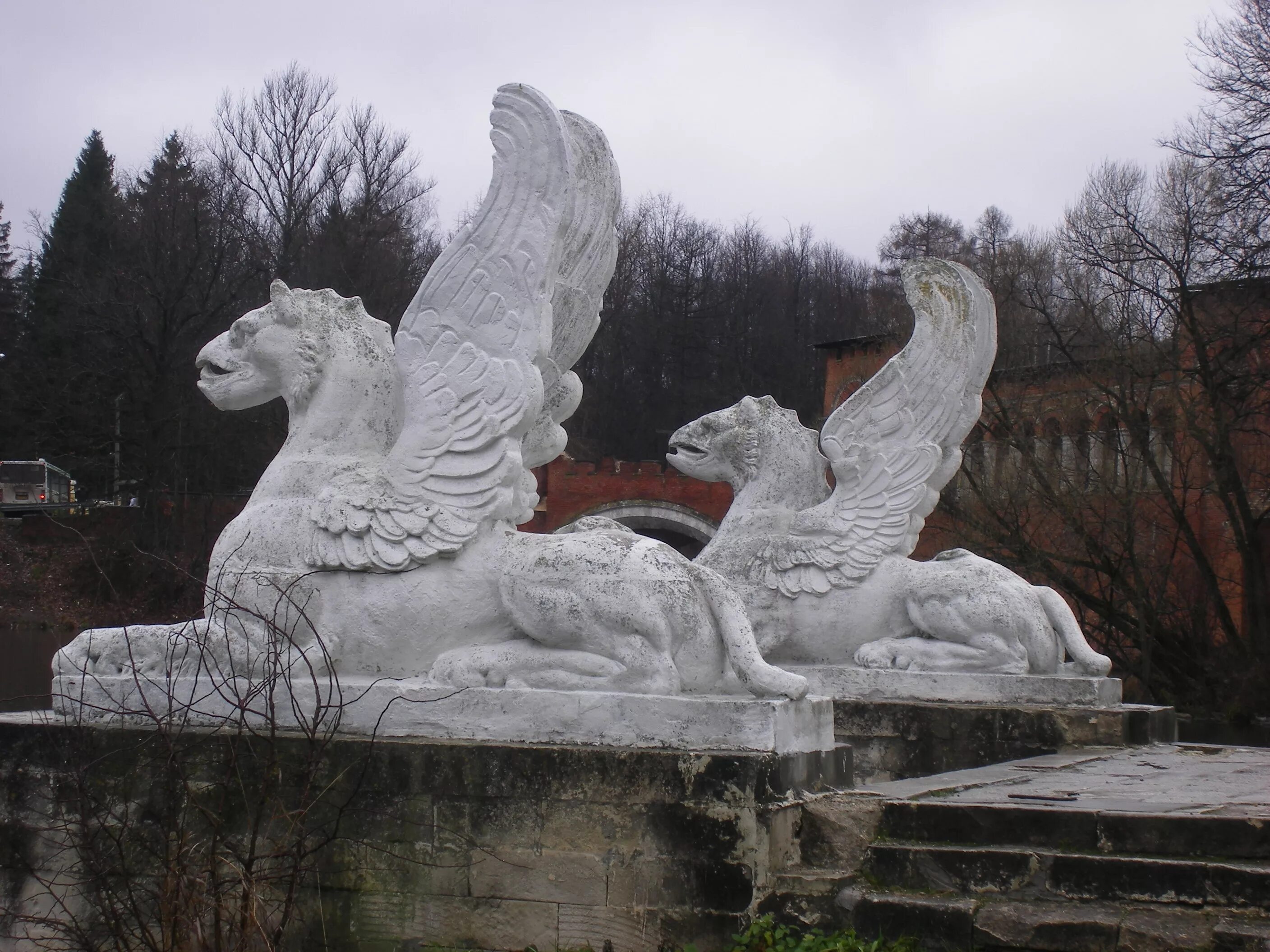 царицыно пристань со сфинксами. символы царской власти у сфинксов. сфинксы на университетской набережной. сфинксы в архангельском. версаль сфинксы.