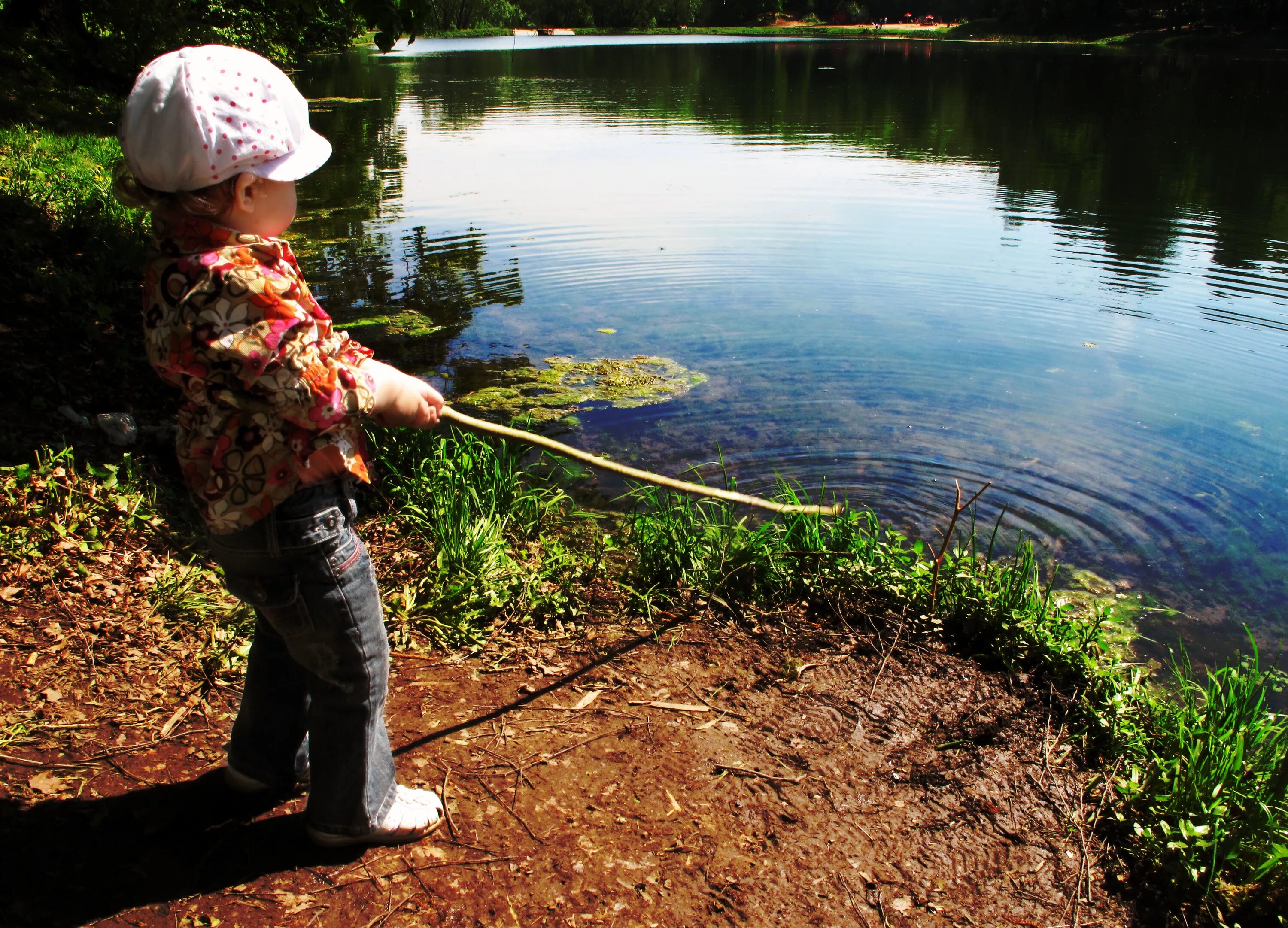 Рыбалка летом. Дети на рыбалке. Фотосессия рыбалка дети. Удочка для детей.