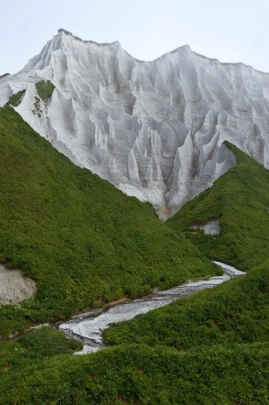 Живописный утес пики. Курильские острова самый большой. Курильские острова самый большой. Остров итуруп курильские острова. Ушишир курильские острова.