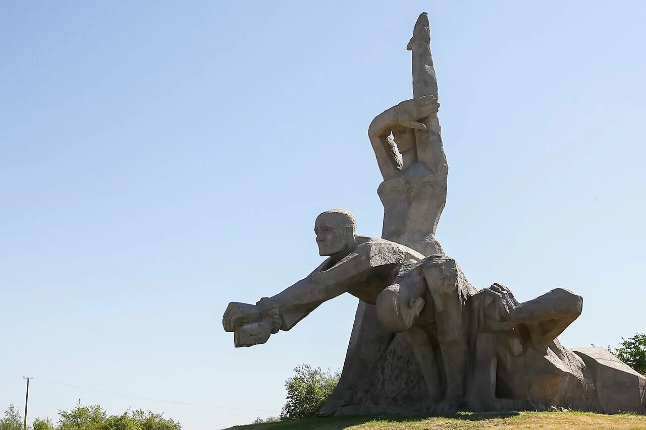 Памятник на змиевской балке в ростове на дону. Мемориальный комплекс жертвам фашизма змиевская балка ростов-на-дону. Мемориальный комплекс змиевская балка. Мемориальный комплекс жертвам фашизма «змиевская балка». Мемориал жертвам фашизма змиевская балка ростов на дону.