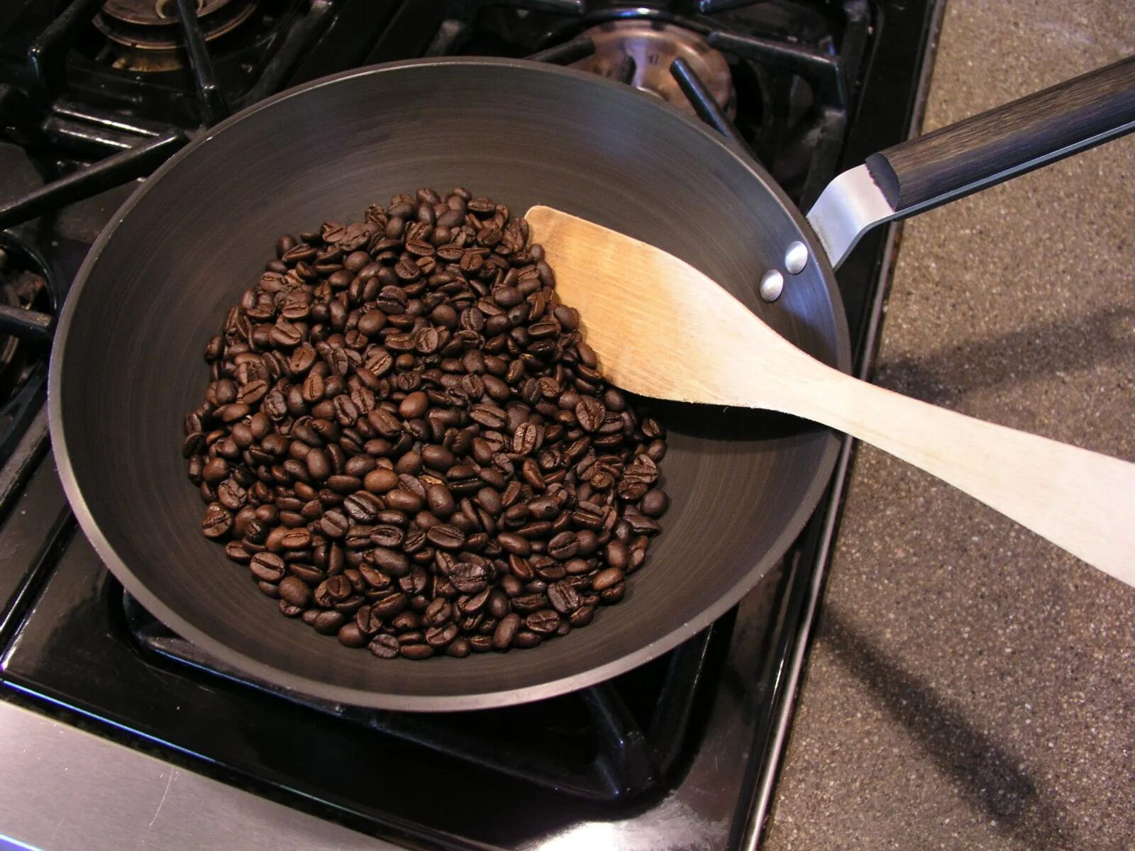 Обжарка кофе. Обжарка кофейных зерен. Обжаренный кофе в зернах. Жареный кофе. Лучшая обжарка кофе